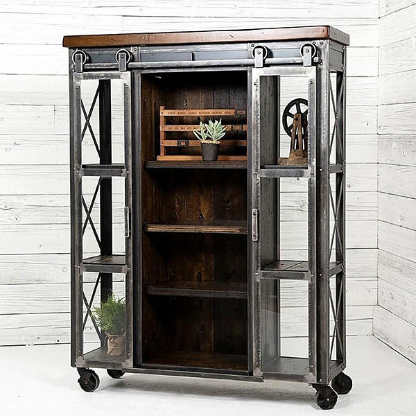 Он словно телепортирован из старого цеха, где каждая заклепка, каждая царапина – это отпечаток времени, история производства и труда.