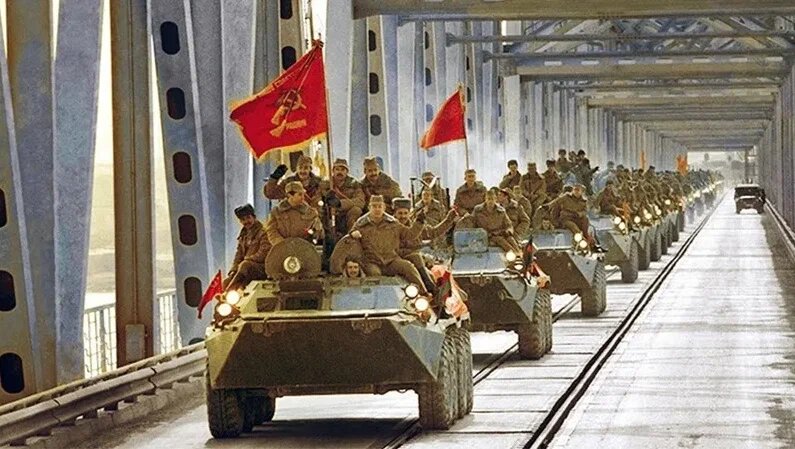 КТО-ТО МОРДОЙ В САЛАТ, КТО-ТО ГРУДЬЮ В ПЕСОК...