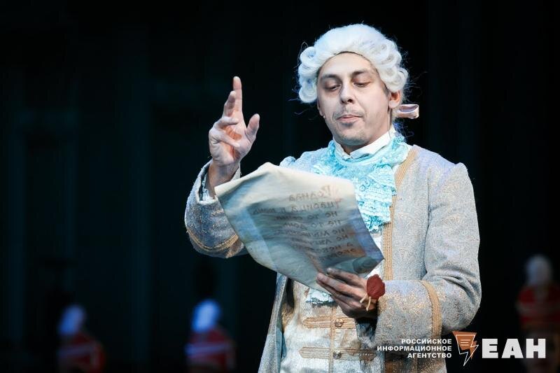    Актер в образе