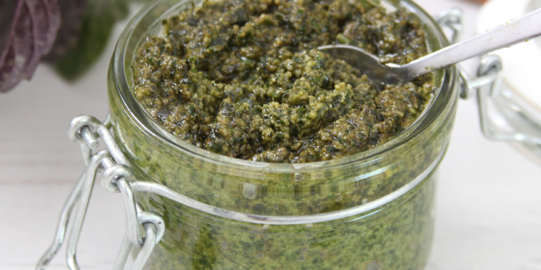 Домашний соус песто с кедровыми орехами и миндалём