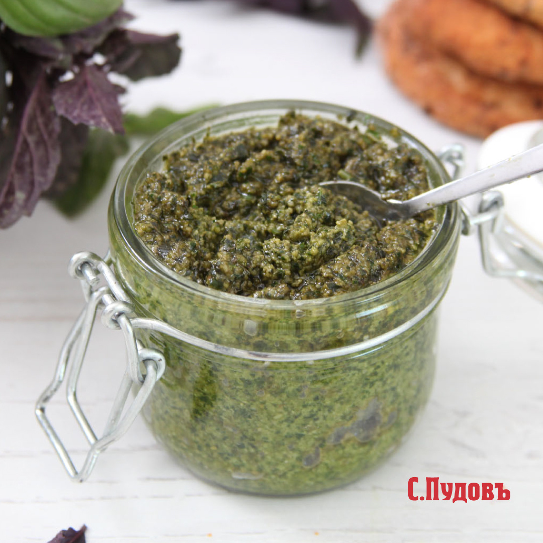 Домашний соус песто с кедровыми орехами и миндалём