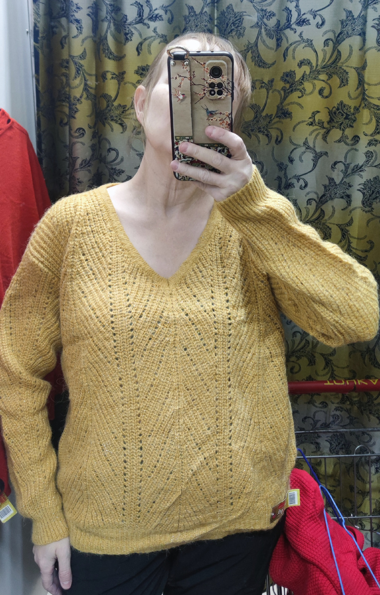 Он тоже был вручён той вежливой девушке, уж не знаю, купила она его или нет. 