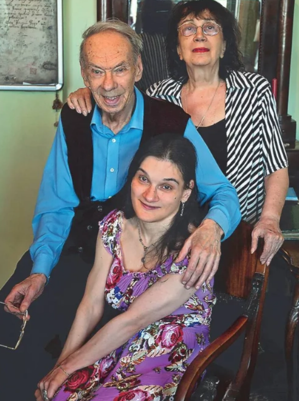 Гитана Аркадьевна Леонтенко и Алексей Владимирович Баталов с дочкой Марией.