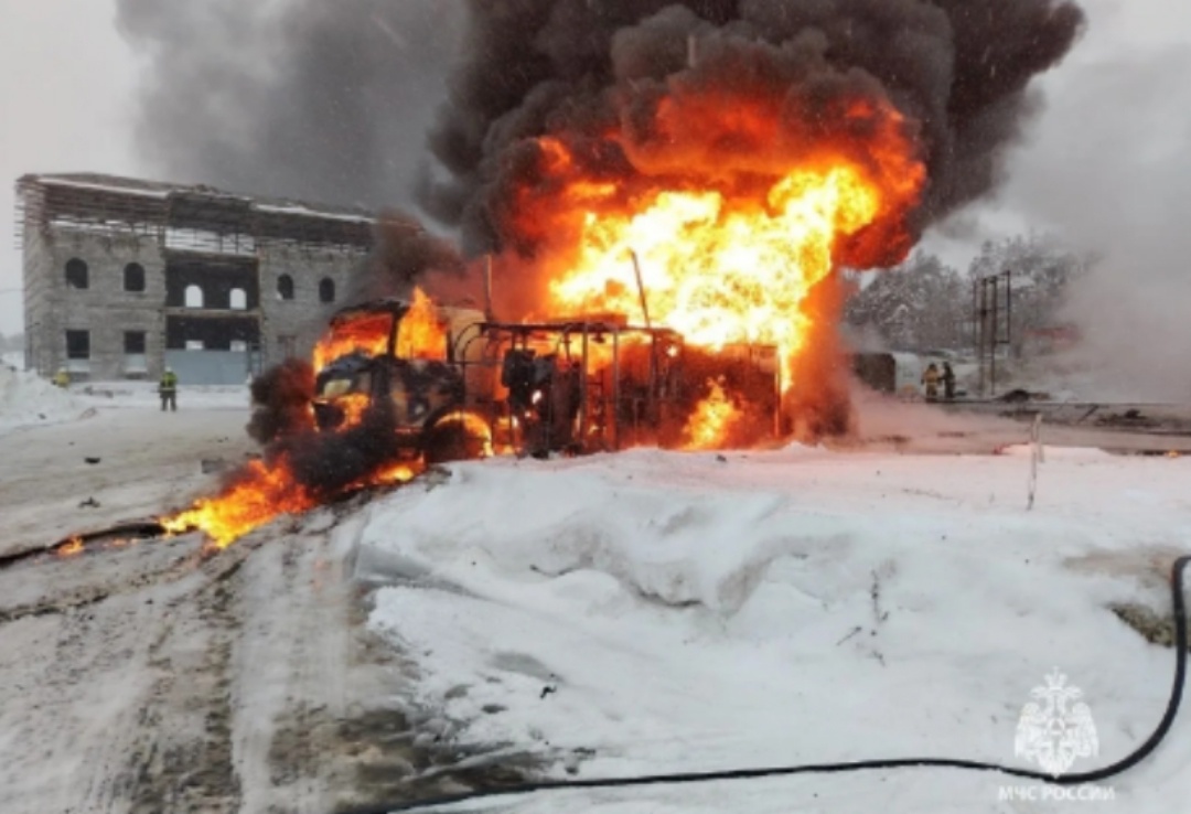    На пожаре в Сургутском районе сгорели две модульные АЗС и газозаправочная станция