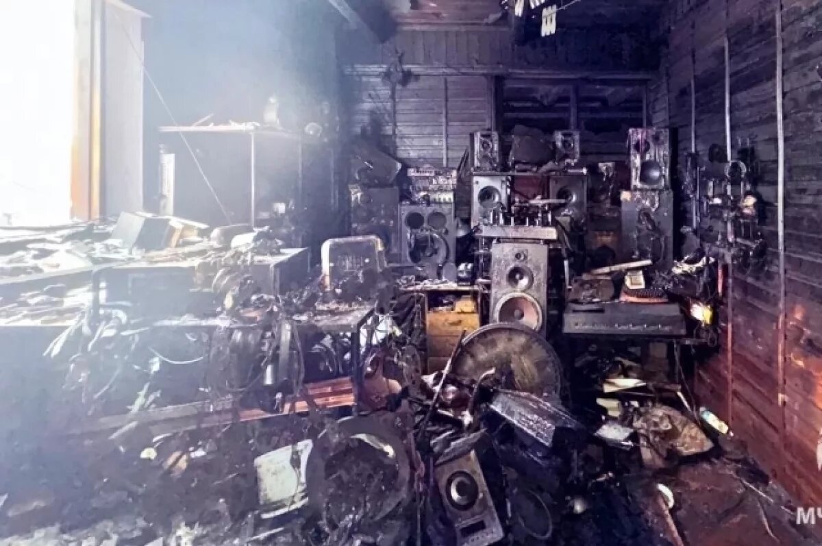    Житель Удмуртии лишился коллекции ретро-предметов из-за крупного пожара