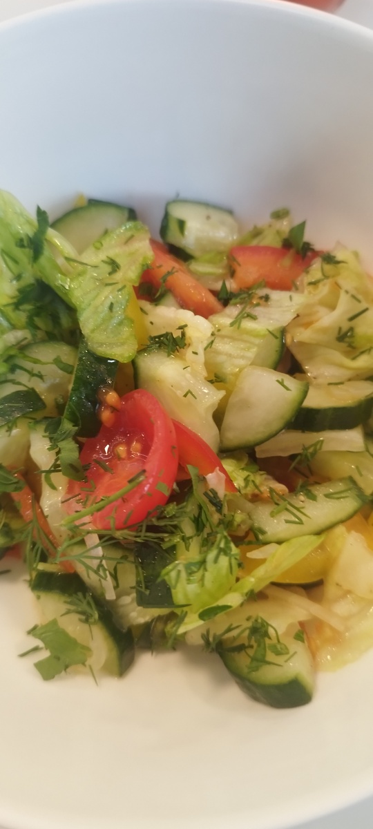 К салату претензий вообще никаких, но я бы добавила зерненную горчицу  - совсем немного. Полюбила ее в салатах.