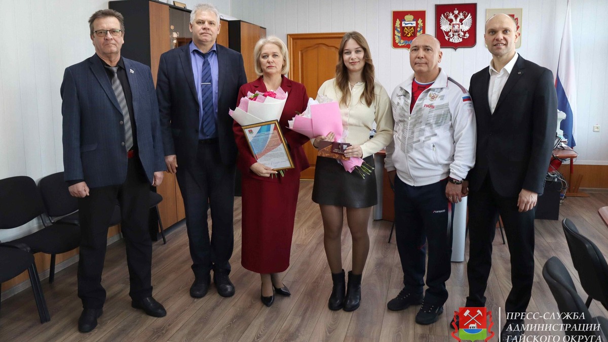     Церемония вручения почетного знака Мастер спорта России прошла в администрации. Фото: администрация Гайского округа.