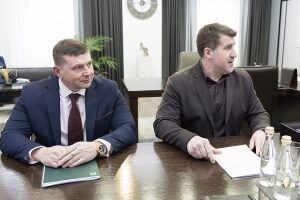    Евгений Глезман, председатель правления «СФТ Групп»  и Михаил Егоров, исполнительный директор «Алексинской БКФ» Фото: официальный сайт правительства Тульской области