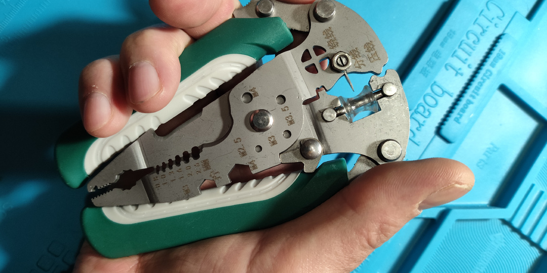 Инструмент‑трансформер: как 16 функций умещаются в ладони электрика