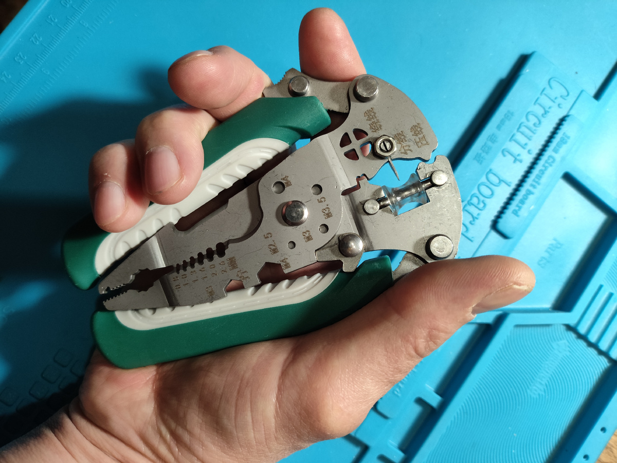 Арсенал инструментов можно заменить одним компактным устройством, которое умещается в ладони