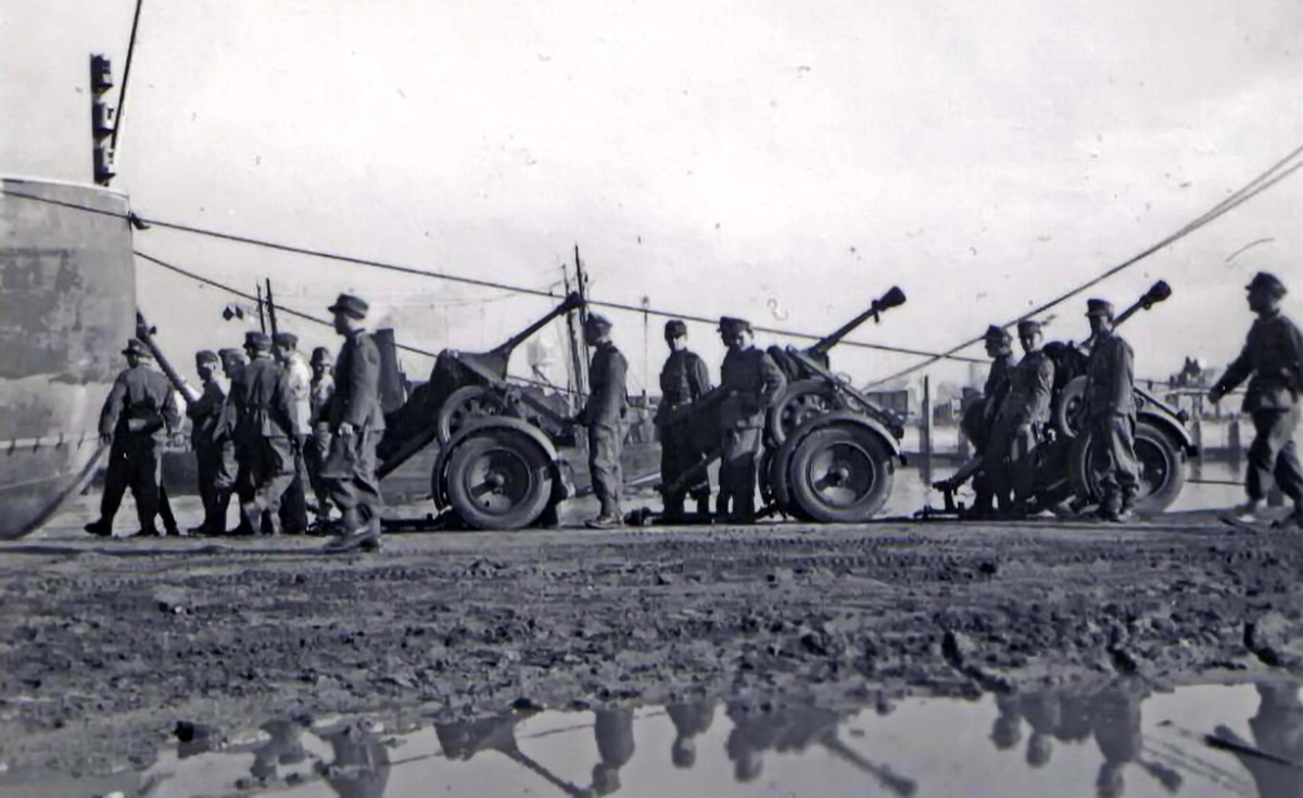 орудия s.Pz.B.41 горных егерей в транспортном положении на прицепах Sd.Ah.32/2 готовы к маршу. Видимо ожидаются тягачи…