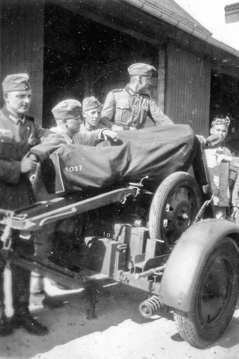 орудие s.Pz.B.41 на лафете 1-го типа закачено на прицеп Sd.Ah.32/2 (Sonderanhänger für schwere Panzerbüchse 41), закреплено, зачехлено и готово к транспортировке. Снизу под станинами орудия сложены металлические лотки с боезапасом (на 12 выстрелов каждый).