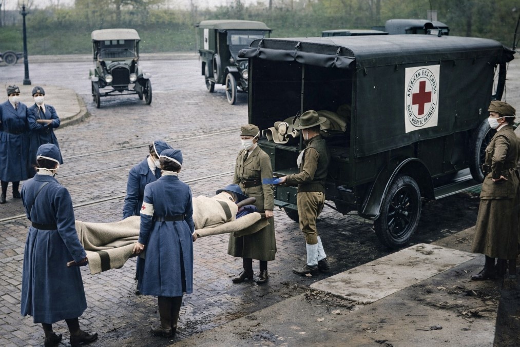 Красный Крест эваукирует тело умершего от гриппа. Сент-Луис, 1918 год.