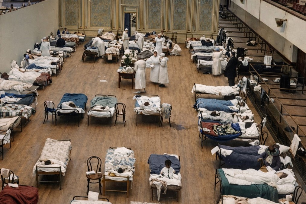 Медсестры Американского Красного Креста оказывают помощь больным гриппом во временных палатах, развернутых в здании муниципального концертного зала Окленда