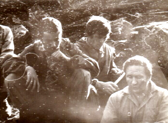 В облаке мельтешащих насекомых одногруппники Иван Петров и Александр Бейльман слушают пояснения преподавателя Кудрина Евгения Николаевича