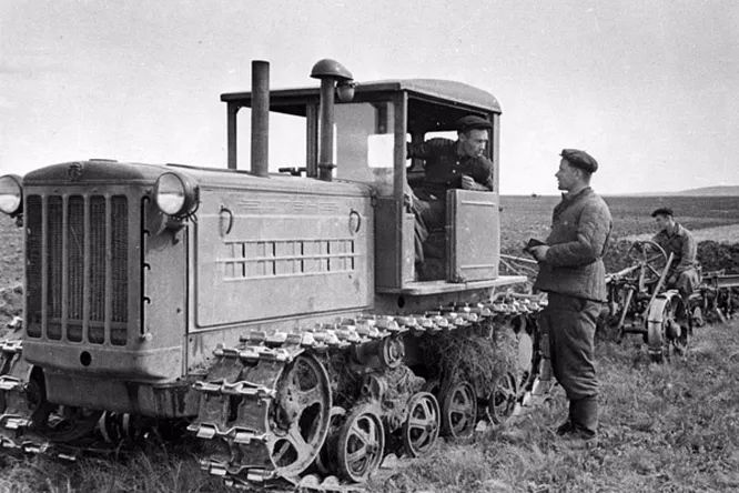 Секрет "перевернутого" трактора: кому в СССР разрешали управлять машиной, которая всегда едет задом наперед