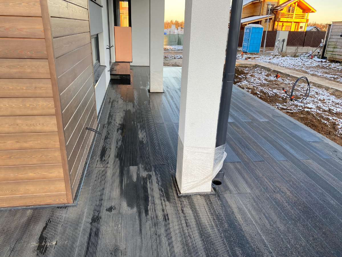 Объект мы доделывали зимой в 2021 году. В начале декабре при погоде минус 5-10. Нареканий по качесву за это время не было.