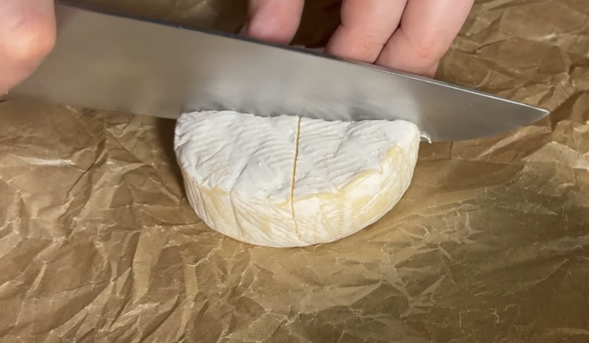 НАДРЕЗАЕМ СЫР НА 8 ЧАСТЕЙ, ЧТОБЫ В НИХ МОЖНО БЫЛО ВСТАВИТЬ ЧЕСНОК.