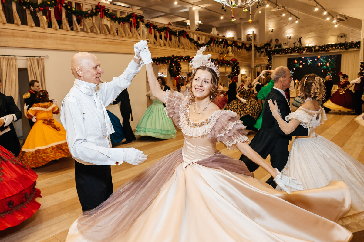 Польку исполняют танцоры Школы Светского Танца "Отражение"