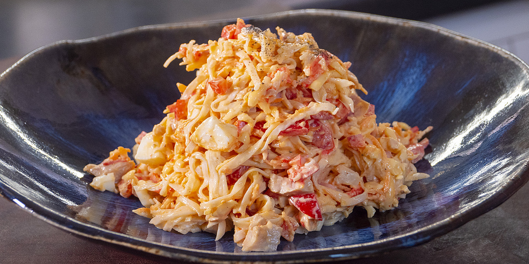 Яркий салат с курицей и крабовыми палочками