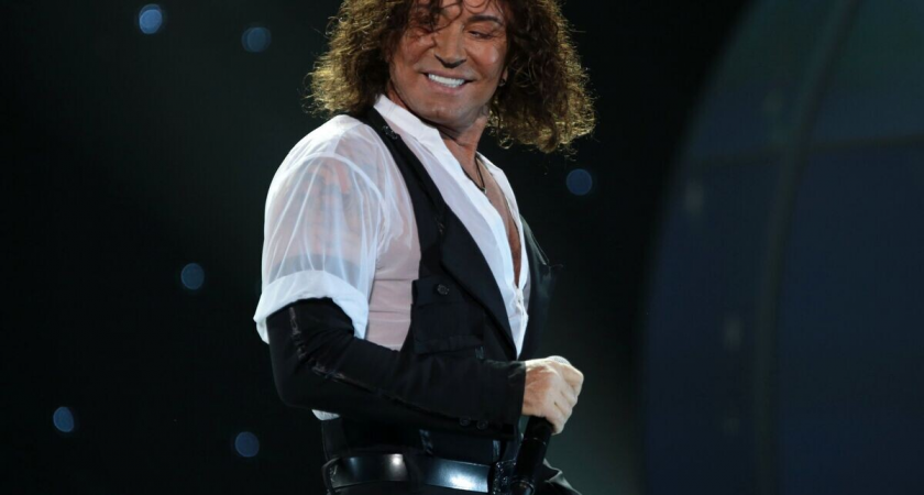    Певец Валерий Леонтьев выступает на концерте в БКЗ "Октябрьский" в Санкт-Петербурге | © РИА Новости / Игорь Руссак