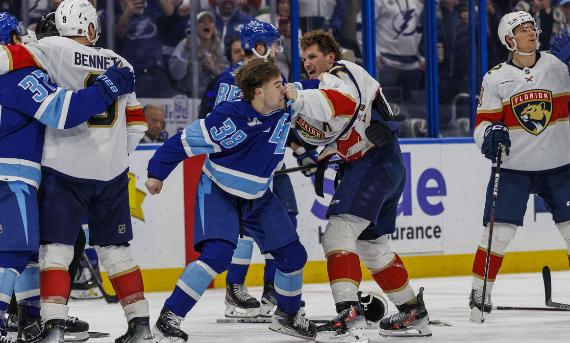 Драка "Тампы" и "Флориды" стенка на стенку. Фото: соцсети