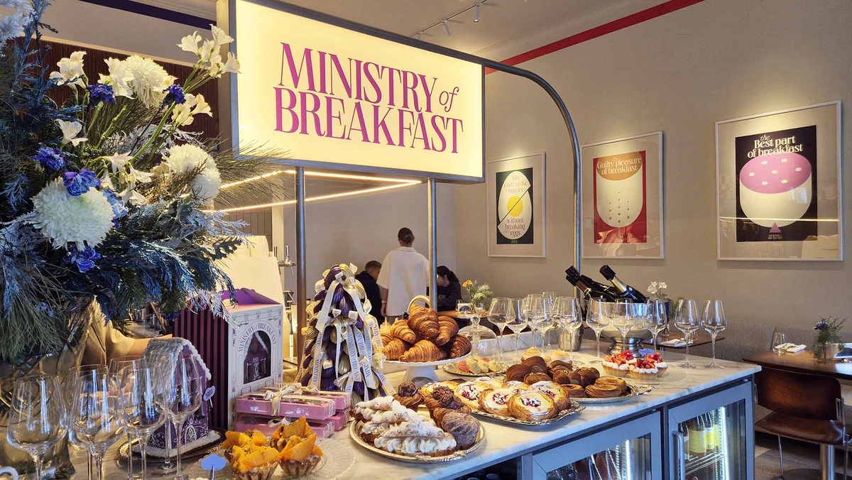 Нижний Новгород покорил количеством вкусных и стильных заведений. "Министерство завтраков" — ресторан в старинном особняке на главной пешеходной улице города, где в течение всего дня кормят вкусными завтраками