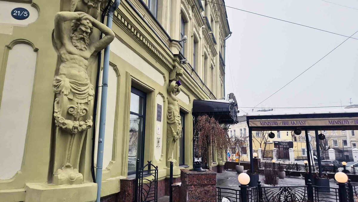 Коммуналки расселили, здание отреставрировали. Сегодня в нем работают несколько заведений