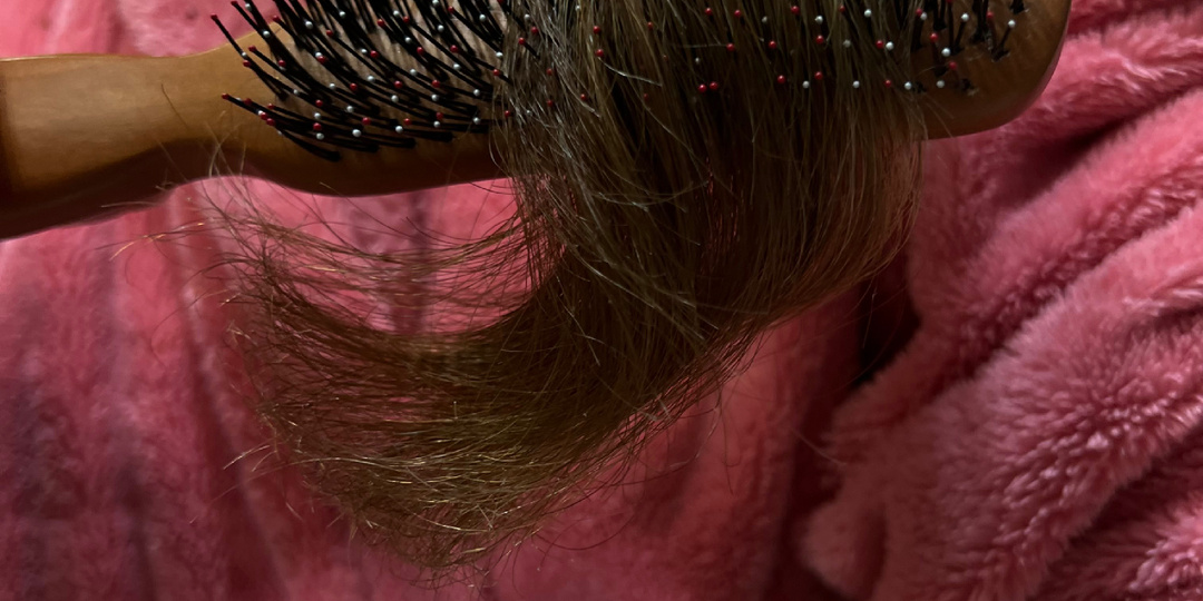 Почему волосы путаются в колтуны: взгляд изнутри на проблему и система бережного ухода