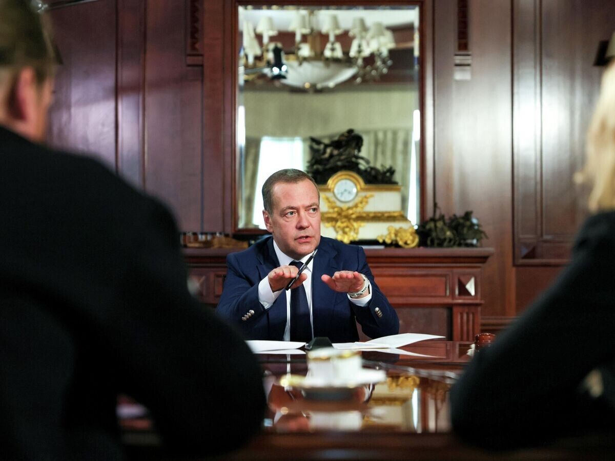    Зампред Совбеза РФ Дмитрий Медведев во время интервью российским и зарубежным СМИ | © РИА Новости / POOL