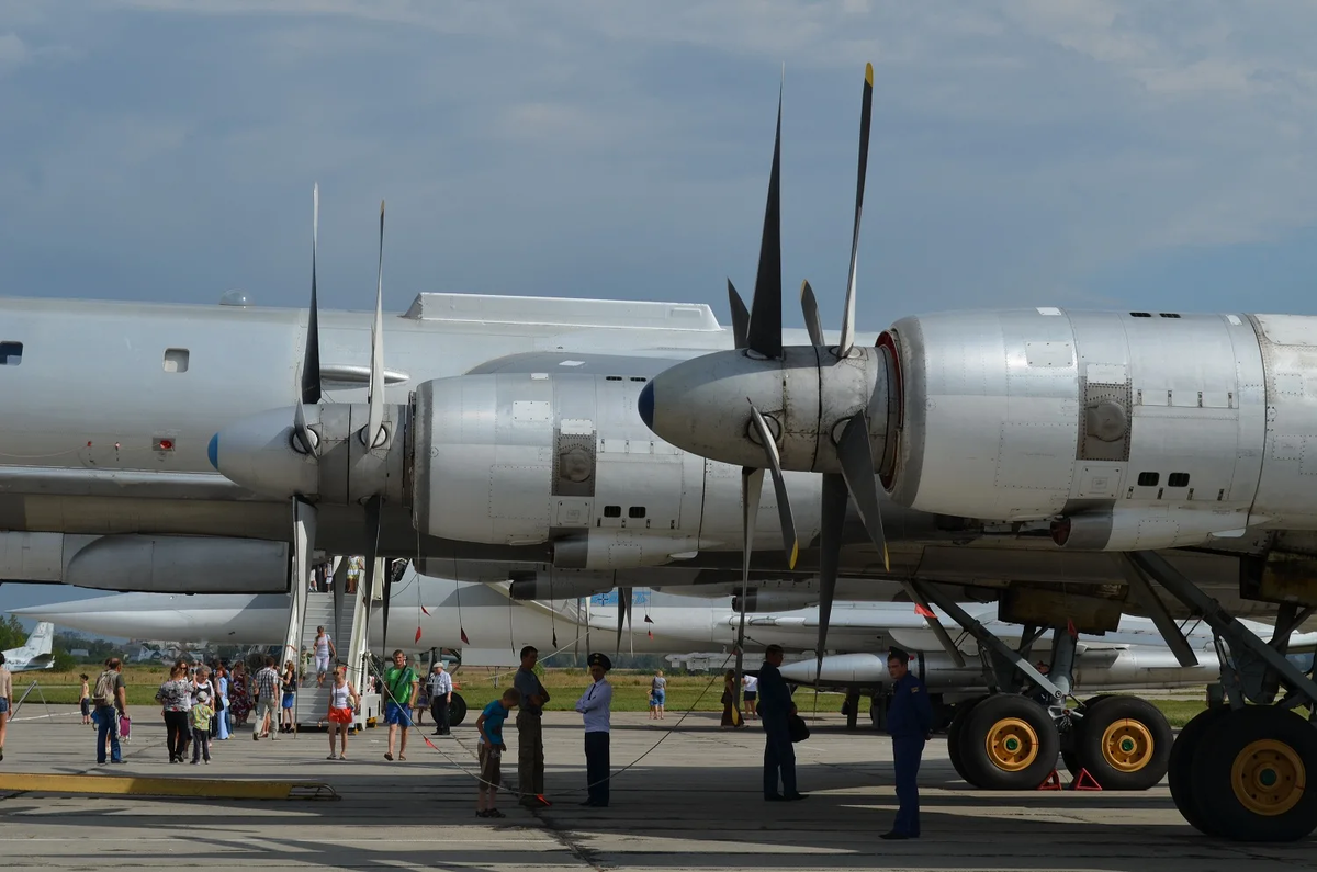 Как американцы показывали Ту-95 пилотам средний палец. От него болели уши. Советский медведь