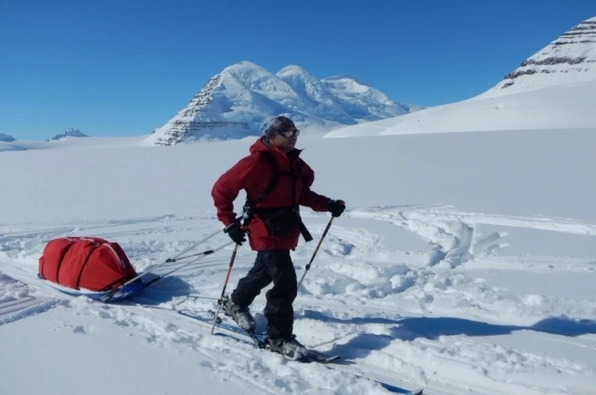    Основная трудность восхождения - не крутые склоны, а логистика. Никаких носильщиков. Лагерь, провизию и снаряжение альпинист тащит на себе