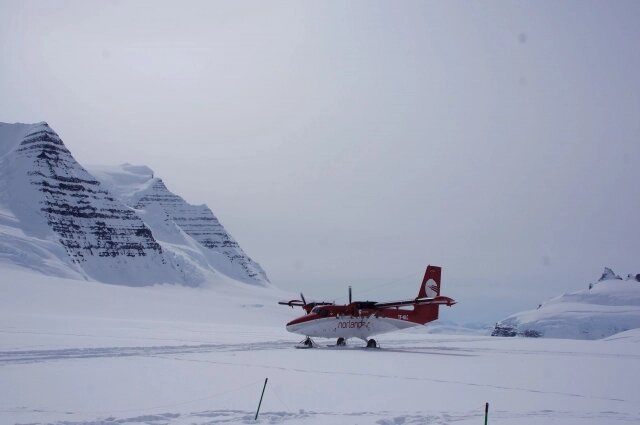    Даже самолётам без лыж здесь делать нечего. Фото: Из личного архивa/ Игорь Демьяненко