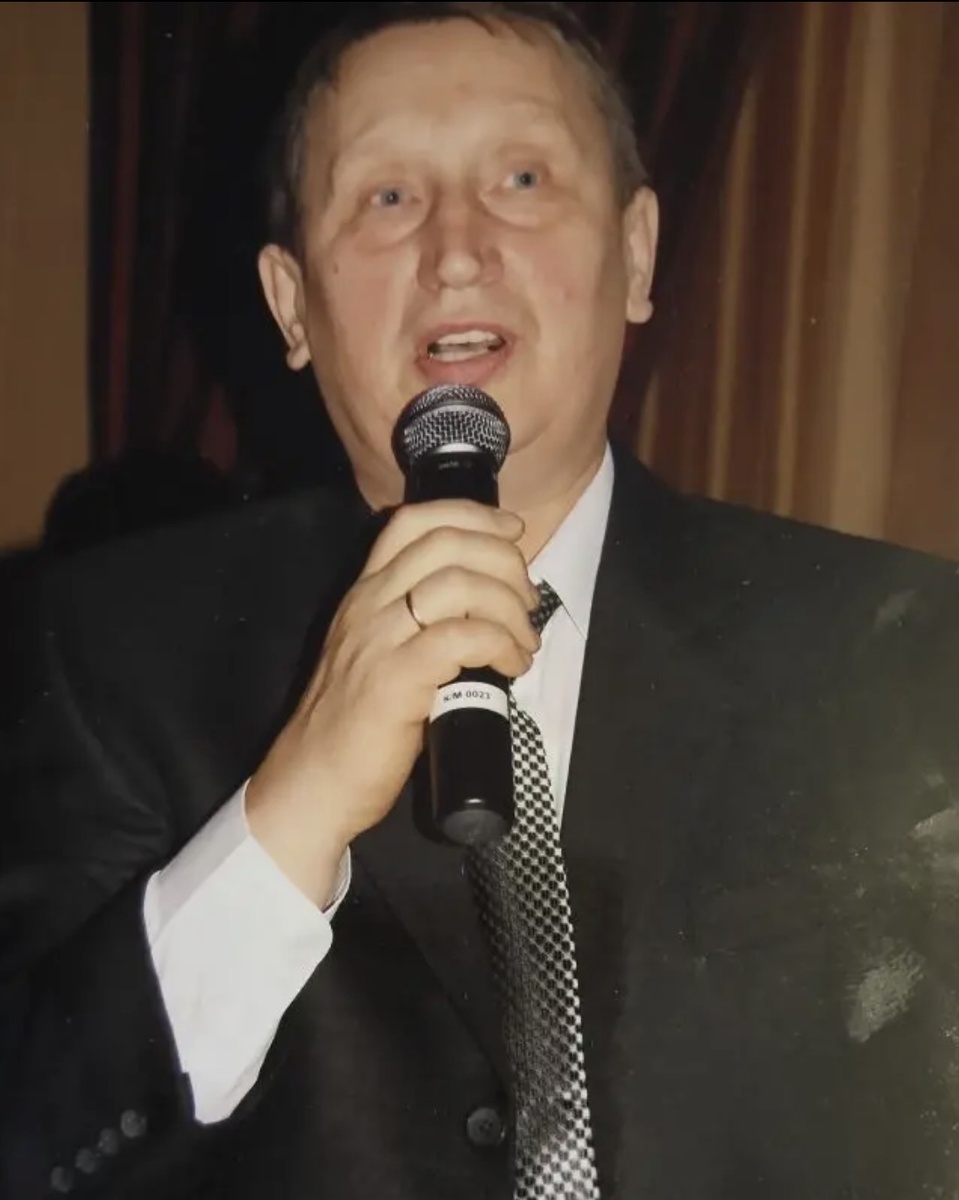 Виктор Геннадьевич любил и умел не только учиться, но и учить, что нашло отражение и в его школьные годы❤️‍🩹 Нам его очень не хватает