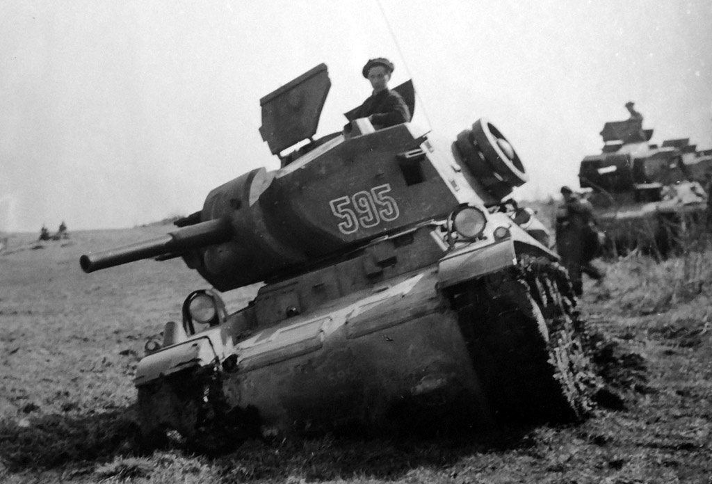 Strv m/42, не лучшая машина в своём классе, но вполне добротная.