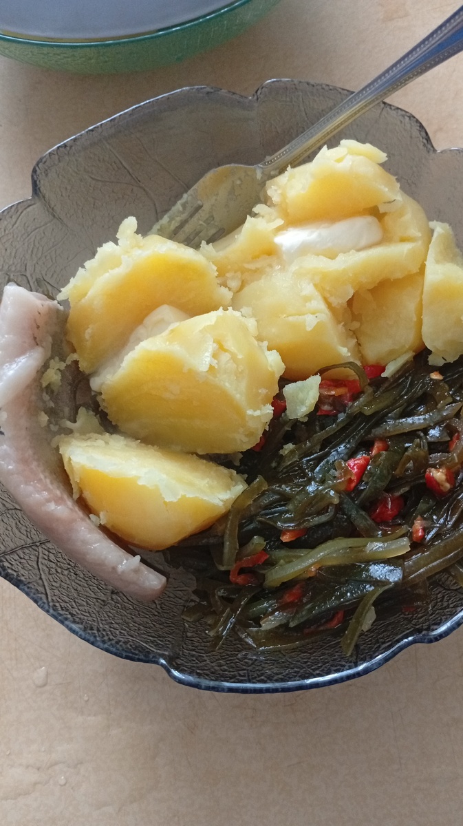 Дети купили не только филе селёдки , но и упаковку килограмовую морской капусты. 