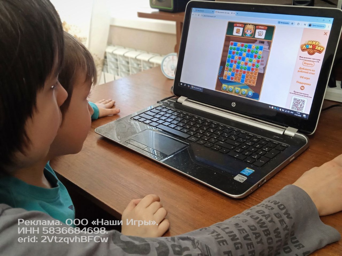 Близнецы сначала носом крутили - мол, это для малышей. Потом один раз присели и залипли. Про Ваню вообще молчу - у него это сейчас любимая игра. Ему мы тоже позволяем играть, но, конечно, не 30 минут, а 10-15 и только в игры с возрастным ограничением 3+ ("Мир домовят" - как раз такая).