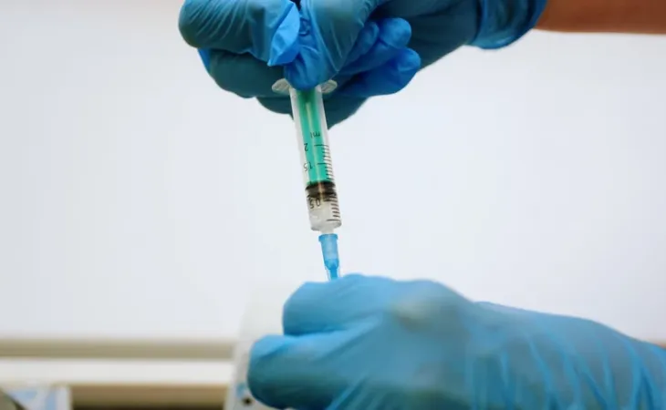 Шприц, вакцинация . Фото: amic.ru