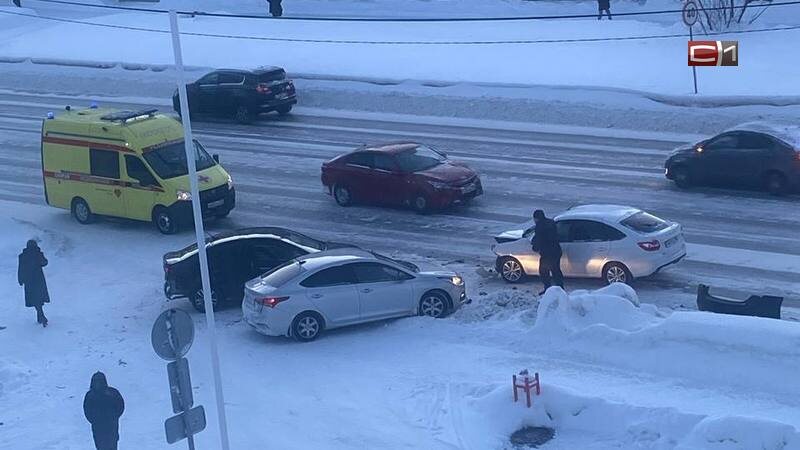    Три автомобиля столкнулись на улице 30 лет Победы в Сургуте