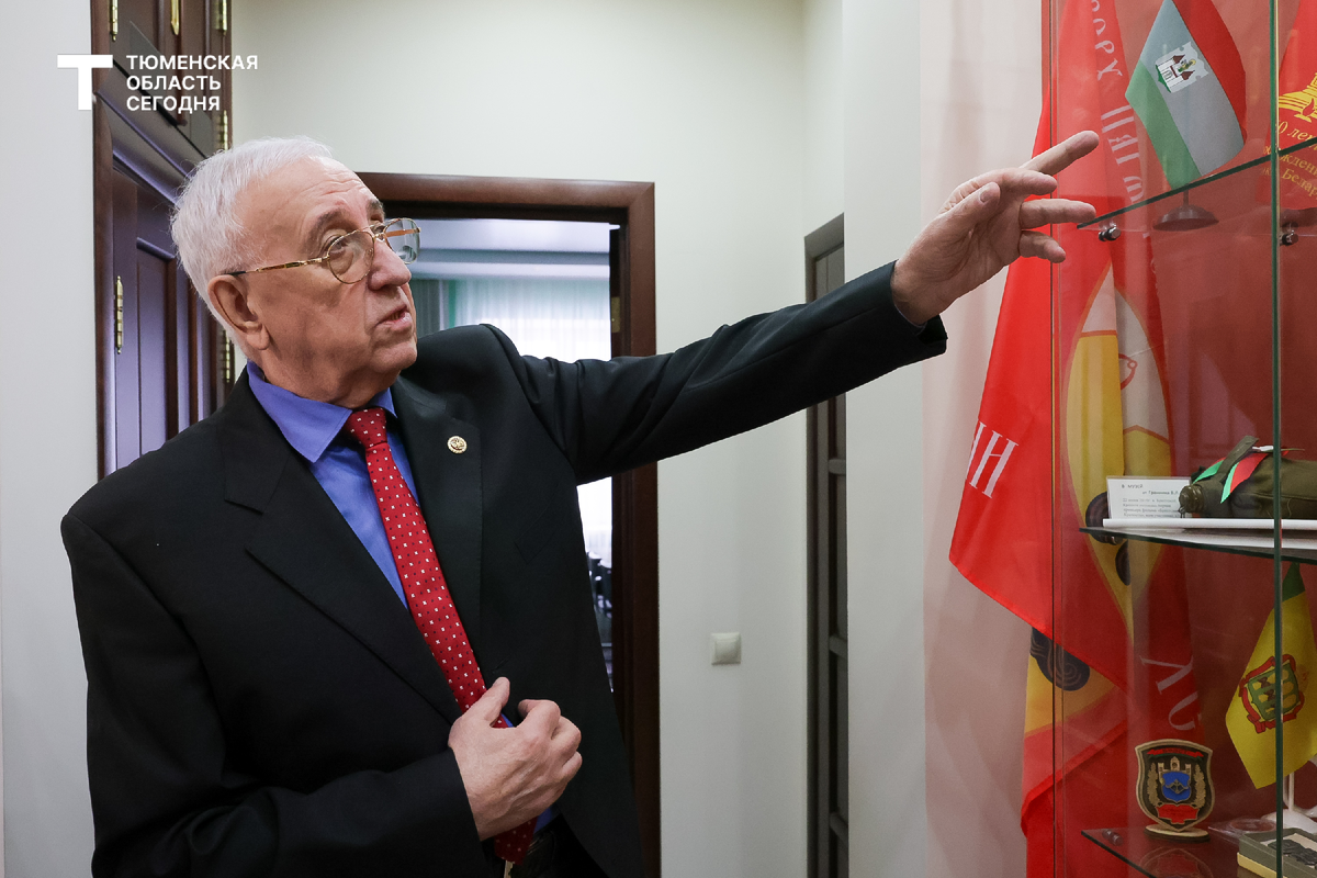 В витринах музея дорогие сердцу Владимира Шугли экспонаты: стяги, символы, предметы с раскопок в Брестской крепости
Фото Дениса МОРГУНОВА