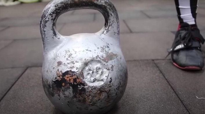 Жим гири стоя: техника, польза и программа для мощных плеч