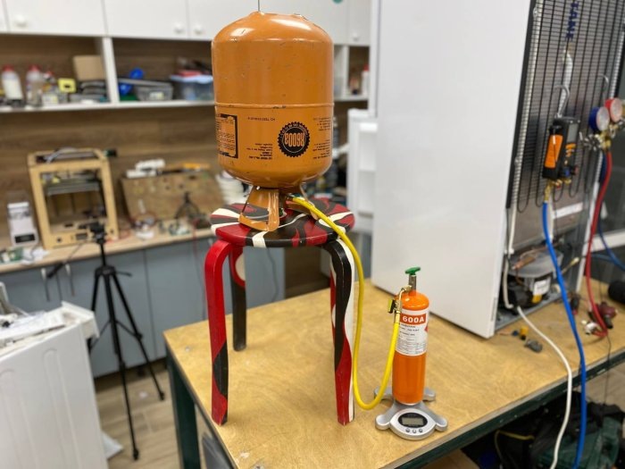 Таким образом происходит переливка фреона из большого баллона в маленький