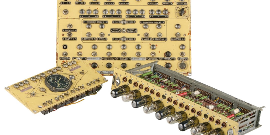 Блоки электронной вычислительной машины «Стрела»
