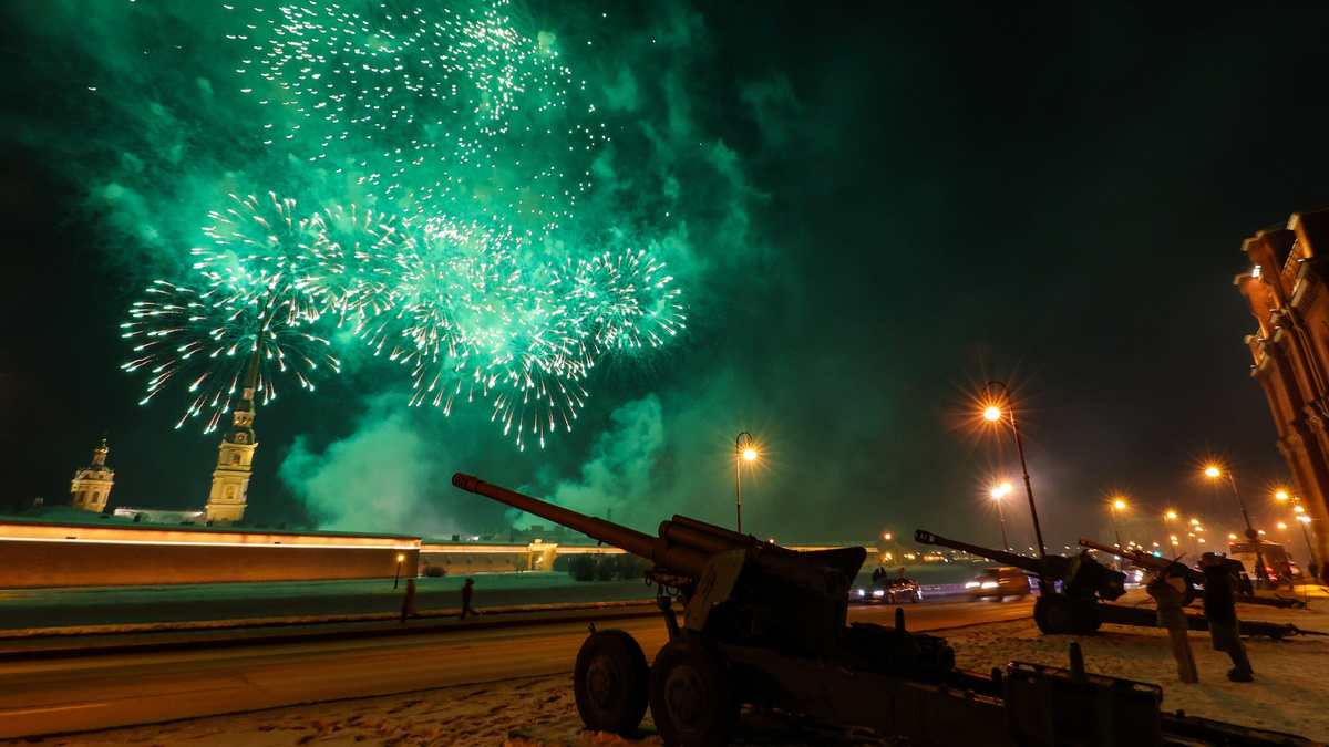 Санкт-Петербург, праздничный салют в честь Дня защитника Отечества в 2025 году. Фото: Александр Демьянчук/ТАСС