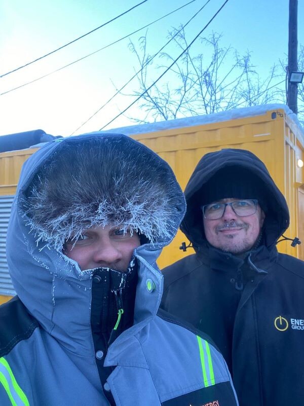 Владислав Ялтанский (главный инженер проекта - спарва) и Олег Ямашев, сервисные инженеры дизельных энергоустановок Energy