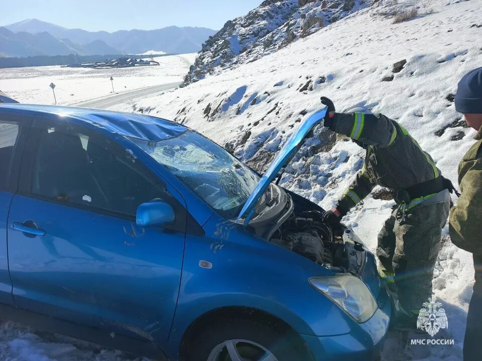    ДТП с "перевертышем" в селе Бичикту-Боом. Источник: ГУ МЧС России по Республике Алтай