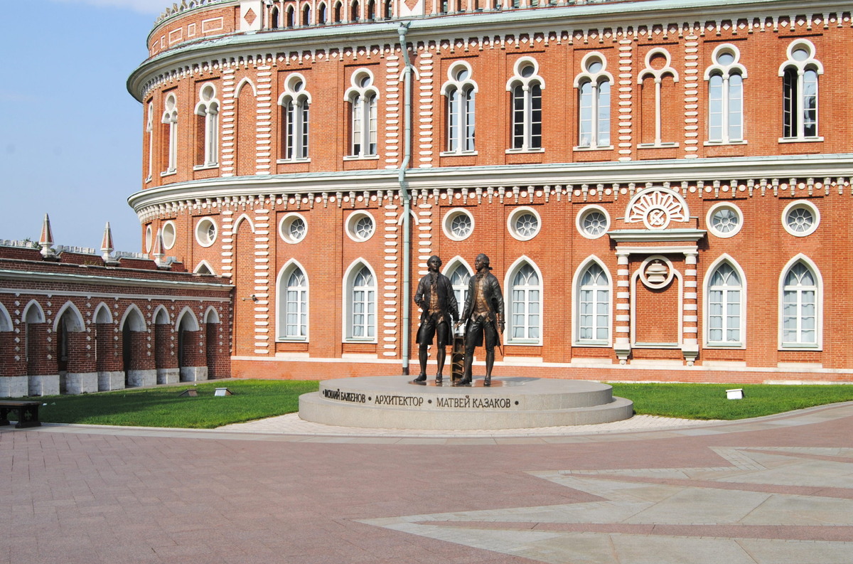 Памятник Василию Баженову и Максиму Казакову у Хлебного дома.