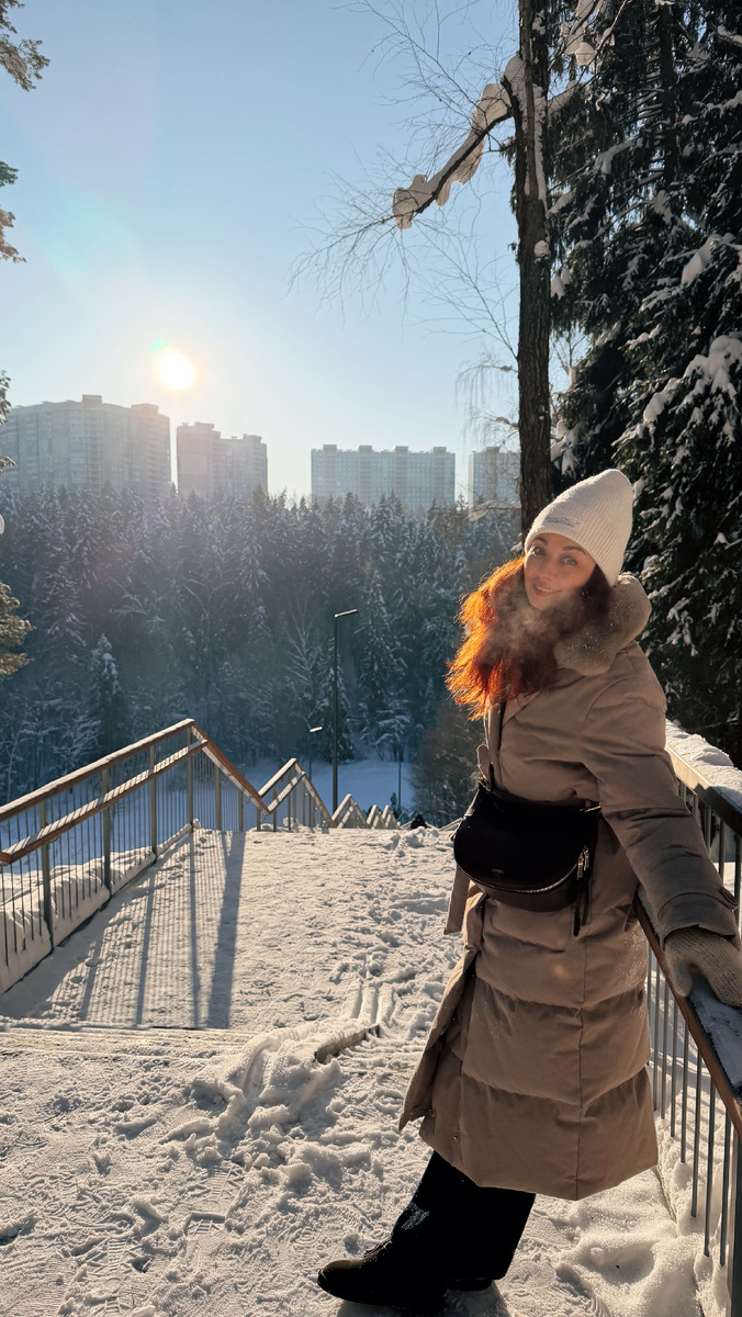 Я уже достаточно давно веду блог, и понимаю, что вы привыкли к тому, что я всегда писала о том, что зима мне не очень нравилась. Однако, я часто добавляла, что мне как раз не нравится та зима, которая обычно в Москве и области. Каша под ногами, то плюс, то минус, то дождь, то снег, то снова дождь и постоянное отсутствие солнца на протяжении трех, а порой четырех месяцев. Вот такая зима мне вообще не нравится и не будет нравится. А солнечная, морозная, белоснежная, с синим небом и блестящим снегом — вот это я люблю. Да, холодно. Да, долго не погуляешь, а мне еще в мороз и дышать не очень легко из-за моей астмы, но для меня эта сказка из детства. Мороз, румяные щеки, дети на горке, следы птиц на снегу. Я готова одеваться, как капуста, лишь бы чаще было солнце и вот такое небо. 