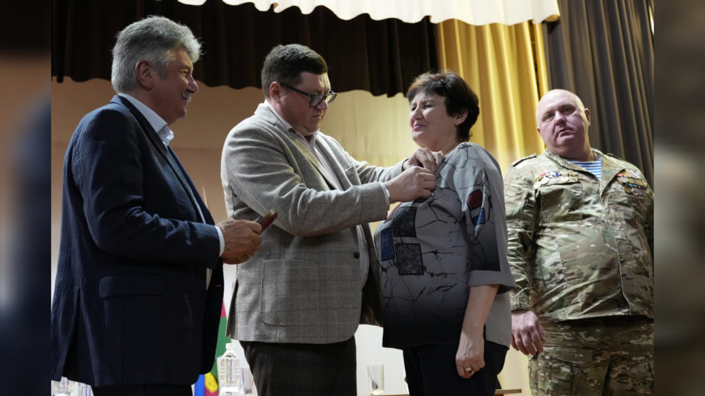    Медаль "Волонтер СВО" Андрей Палий вручил Ирине Бугаевской, председателю ветеранской организации Незаймановского поселения. Фото пресс-службы райадминистрации. Евгения Орлова