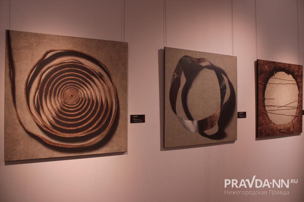    Евгений Кравцов исследует культурный код страны через призму индустриальных строгих образов